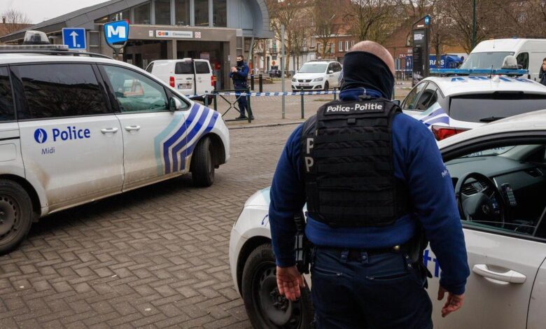 Dispositivo policial frente a la estación de metro de Clemenceau, donde se ha producido un tiroteo, este miércoles en Bruselas.