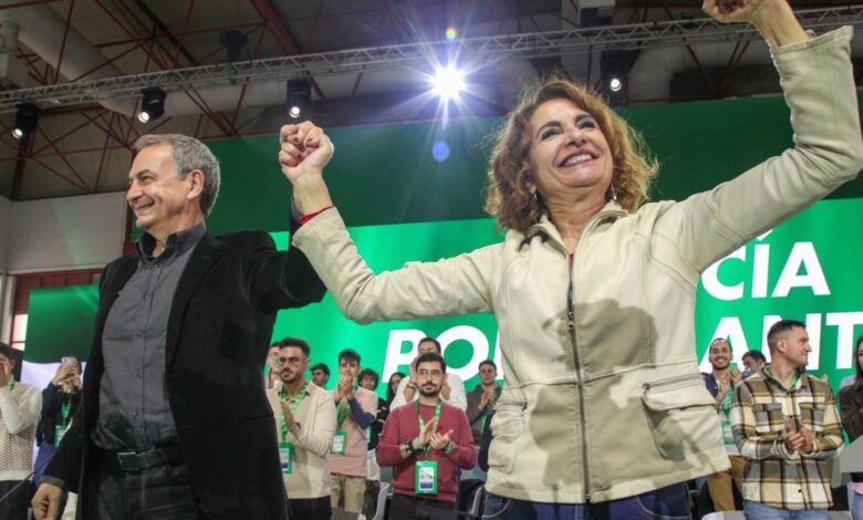 La vicepresidenta primera y ministra de Hacienda, María Jesús Montero (d), junto al expresidente del Gobierno José Luis Rodríguez Zapatero.