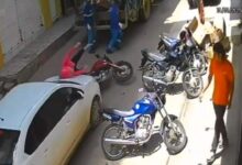 Motociclista muere prensada entre un carro y un camión de basura | VIDEO FUERTE