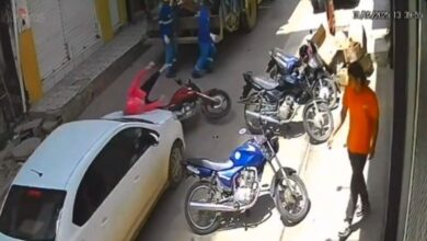 Motociclista muere prensada entre un carro y un camión de basura | VIDEO FUERTE