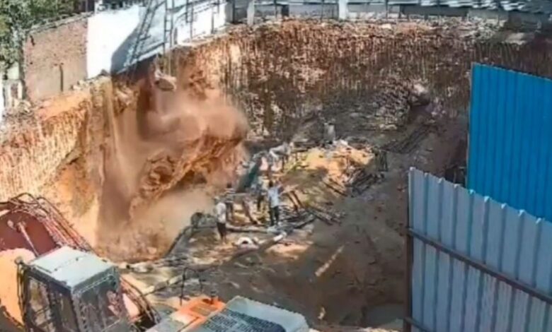 Mueren 3 trabajadores tras deslave en plena construcción, así fue el momento exacto | VIDEO FUERTE