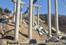 Mueren tres personas tras colapso de puente en Corea del Sur | VIDEO