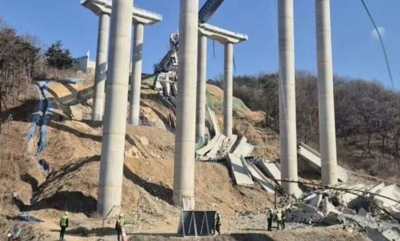 Mueren tres personas tras colapso de puente en Corea del Sur | VIDEO