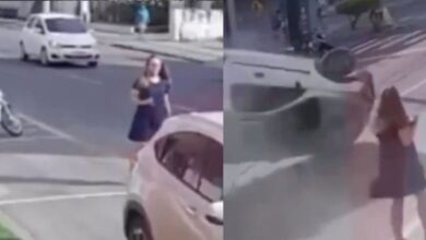 Mujer queda en medio de un aterrador accidente de autos y sobrevive