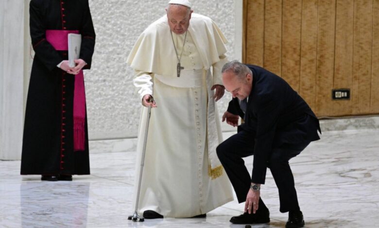 Papa Francisco se tropieza tras perder una goma de su bastón