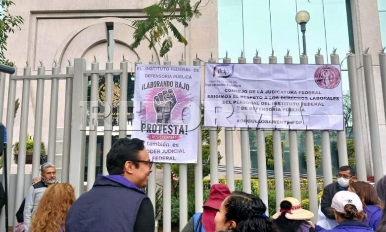 Protestan defensores por reducción de prestaciones