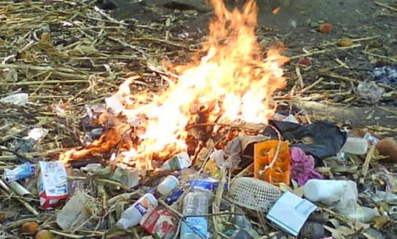 Cada vez más gente usa basura plástica para cocinar