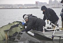 Equipos de salvamento recuperan los restos de la colisión del helicóptero militar y el avión comercial en Washington sobre el río Potomac.