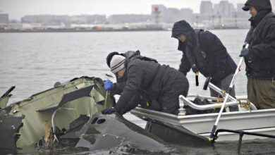 Equipos de salvamento recuperan los restos de la colisión del helicóptero militar y el avión comercial en Washington sobre el río Potomac.