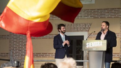 El presidente de Vox, Santiago Abascal, junto a Juan García-Gallardo tras las elecciones autonómicas de Castilla y León en 2022.