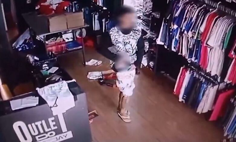 Un ladrón torpe se dispara en la pierna al huir tras un robo a tienda: acabó detenido y con las manos vacías | VIDEO