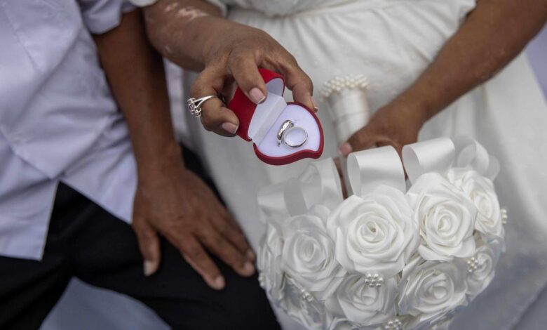 Unas 260 parejas, incluidos extranjeros, contraen matrimonio en una boda masiva en Nicaragua.