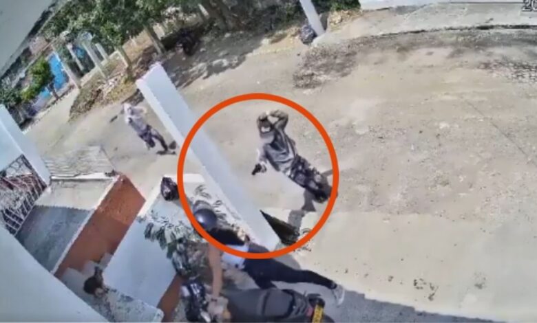 VIDEO: así se defendió una mujer motociclista de un violento asalto, utilizó su casco para golpear a los ladrones