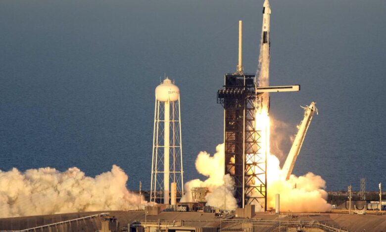 La cápsula de SpaceX, lanzada con un cohete Falcon 9 desde Florida.