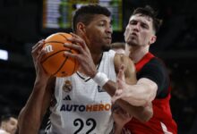 El pívot del Real Madrid,Walter Tavares (i) con el balón ante el alero del UCAM Murcia Rodions Kurucs durante el partido de Liga Endesa que disputan este domingo en el Movistar Arena de Madrid