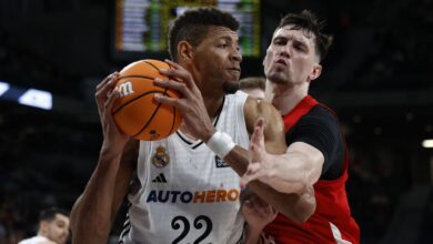 El pívot del Real Madrid,Walter Tavares (i) con el balón ante el alero del UCAM Murcia Rodions Kurucs durante el partido de Liga Endesa que disputan este domingo en el Movistar Arena de Madrid