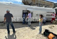 Embiste tren de carga a autobús de turistas en Coahuila