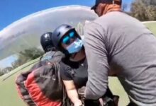 Instructor es arrastrado por parapente y se tira al vacío | VIDEO