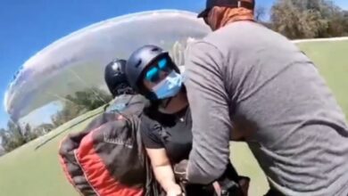 Instructor es arrastrado por parapente y se tira al vacío | VIDEO