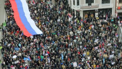 Miles de serbios protestan contra el gobierno cuatro meses después de la tragedia en Novi Sad