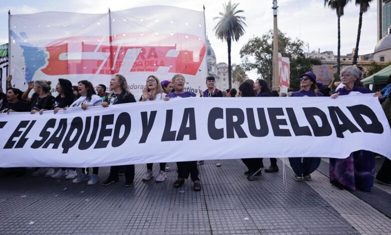 Contra el hambre y el fascismo, masiva marcha de mujeres se toma las calles de Argentina