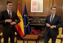 El presidente del Gobierno, Pedro Sánchez, y el líder de la oposición, Alberto Núñez Feijóo, se reúnen en diciembre de 2023.