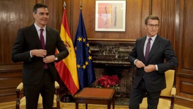 El presidente del Gobierno, Pedro Sánchez, y el líder de la oposición, Alberto Núñez Feijóo, se reúnen en diciembre de 2023.