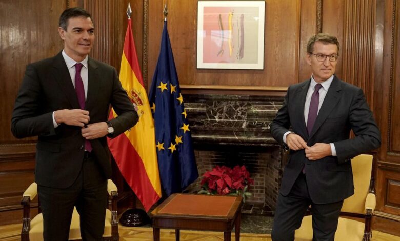 El presidente del Gobierno, Pedro Sánchez, y el líder de la oposición, Alberto Núñez Feijóo, se reúnen en diciembre de 2023.