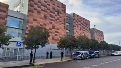 Dispositivo de la Policía Nacional en los juzgados el lunes, cuando fueron trasladados los menores desde comisaría.