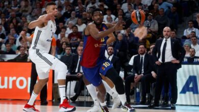 Chimezie Metu, ante Edy Tavares en el Real Madrid - Barça de Euroliga